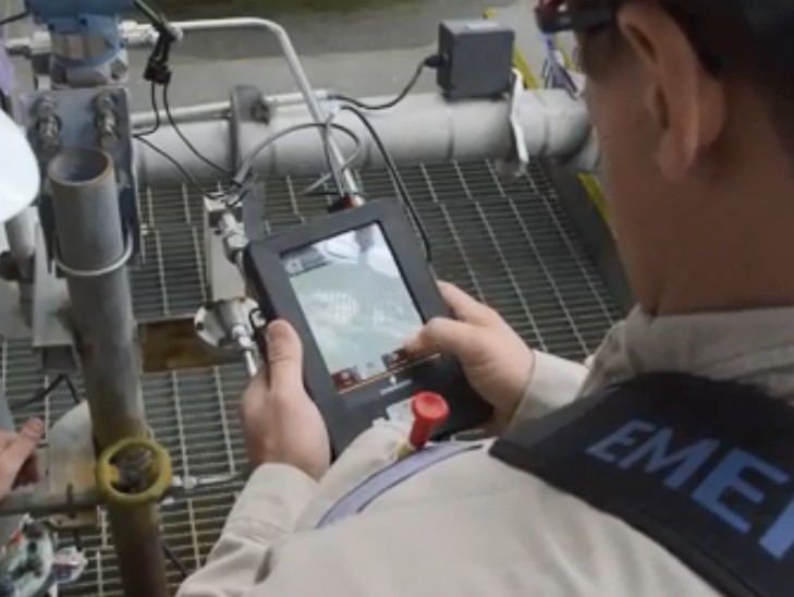 羅斯蒙特手操器怎么效驗液位變送器如果是請參照相關品牌的液位變送器及手操器的使用說明書操作。根據(jù)我的經(jīng)驗有如下步驟：  1、確認羅斯蒙特手操器是否支持你的液位變送器的通信格式(具體廠***可能有所不同)，這個可以在手操器的使用說明書上查到或直接和手操器供應商聯(lián)系確認。  2、正確連接手操器和液位變送器，注意接線方式。  a、液位變送器的通信電路板是外部供電還是內(nèi)部供電，如果你是通過變送器接的通信線通常 應該是內(nèi)部供電，如果是單***測試變送器的通信電路板時，則是外部供電。二者是有區(qū)別 的。具體可以參照你的變送器的說明書。  b、注意接標準電阻(通常為250歐)。  3、將475手操器并接到標準電阻兩端。  4、通電，建立通信。  5、按照羅斯蒙特手操器的使用說明書進行操作設置儀表的0點、上限位、下限位。 如果發(fā)現(xiàn)液位變送器的上限位或下限位對應的20mA或4mA出入較大，這時需要對電流做調(diào) 校。這時需要用到***精度的電流表，調(diào)校時需要將電流表串接到通信回路中。具體操作可以參 照手操器的使用說明書。  6、設置相關參數(shù)后不要忘記將設置“下載”到你的儀表中。需要說明注意的是，儀表在出廠時都做了調(diào)校，一般不需要用戶設置?？赡苄枰F(xiàn)場變更設置的是“上限位”和“下限位”即：“量程”。不過這在客戶和廠商簽訂合同及技術協(xié)議時一般是經(jīng)過溝通確認了的，這在儀表出廠時，廠***會為客戶設好的。除非有變。